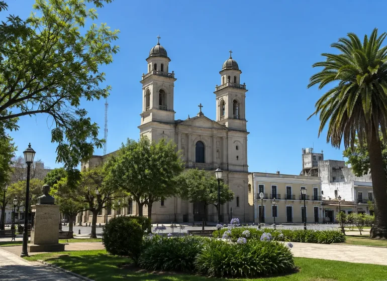 Plaza de San Fernando y la Catedral, Maldonado